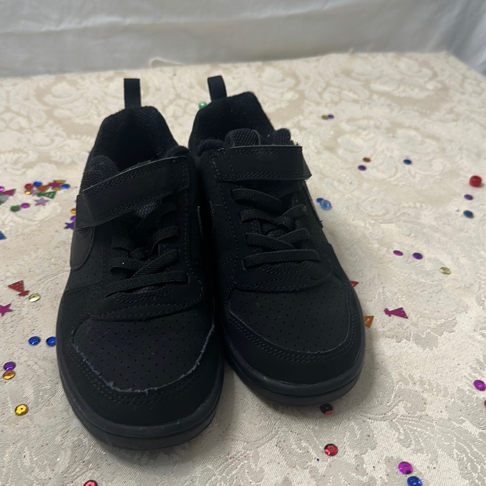 Girls, black Nike sneakers size 13 in excellent condition